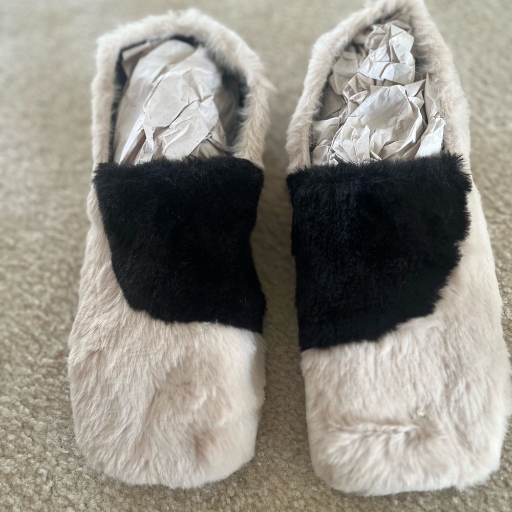 VHNY Vivienne Hu Color Block Faux Fur Moccasin Slippers Black & Cream